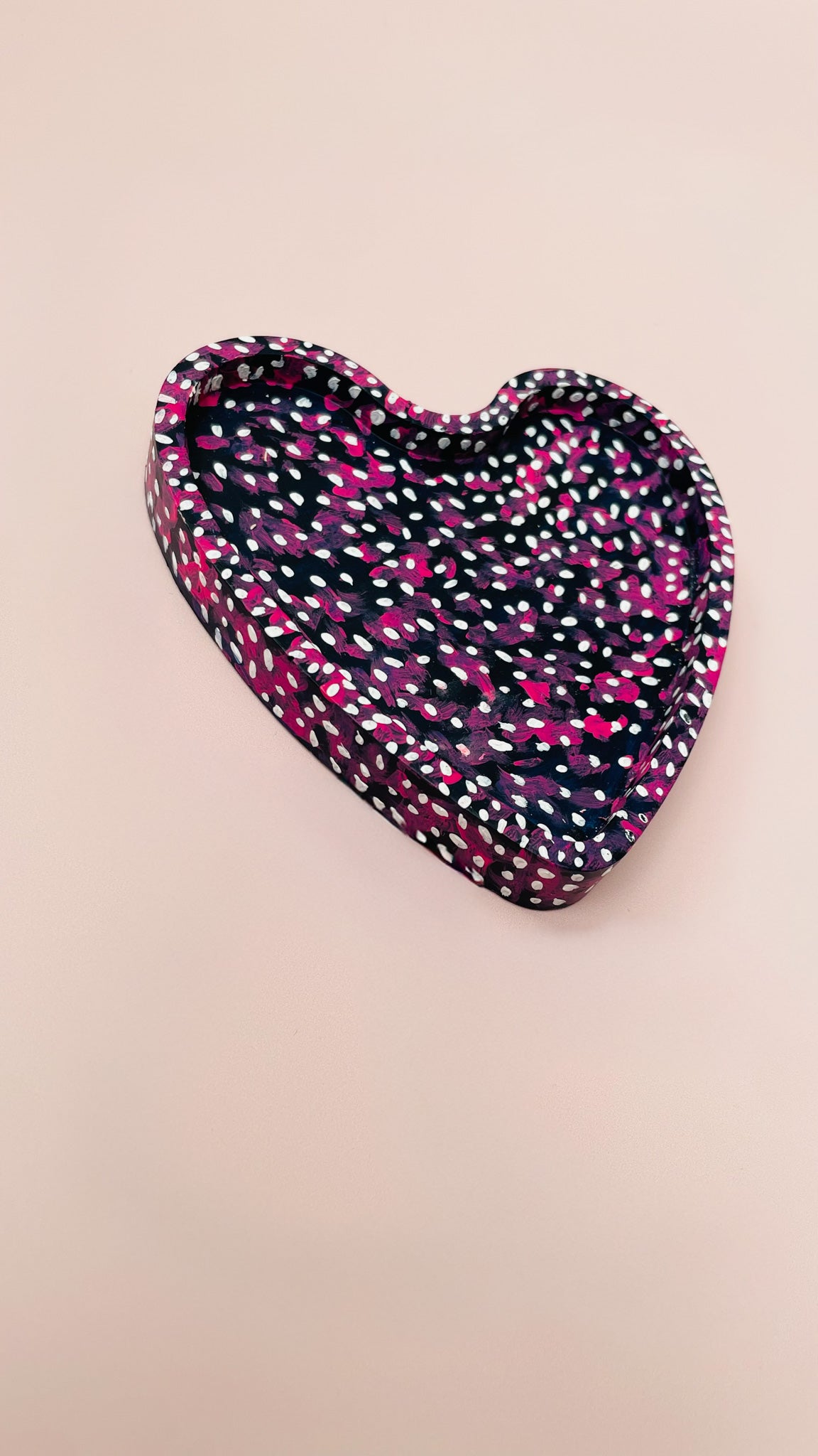 Dark Blue Heart-Shaped Jesmonite Tray – Hand-Painted Pink & White Speckled Design