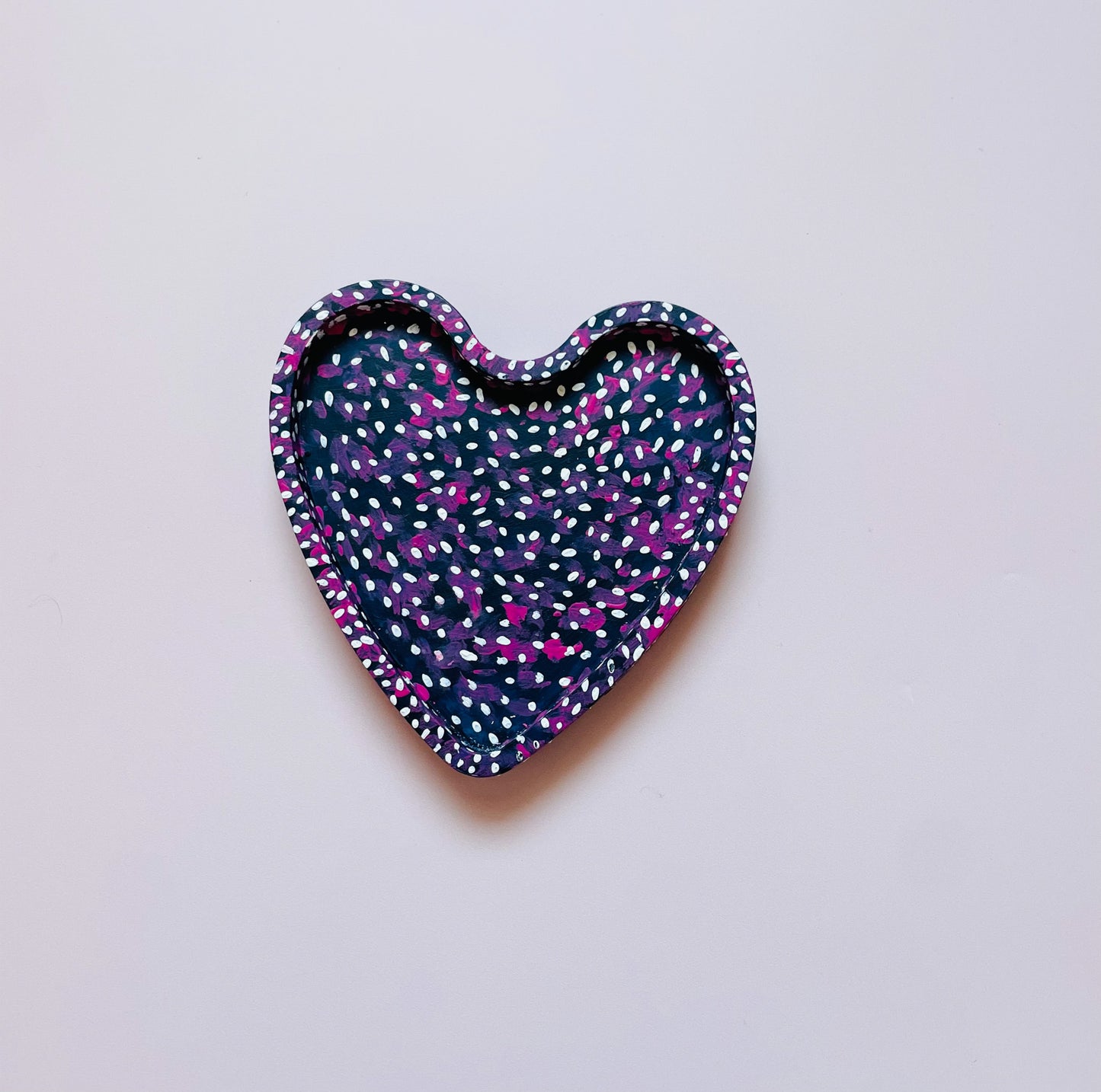 Dark Blue Heart-Shaped Jesmonite Tray – Hand-Painted Pink & White Speckled Design