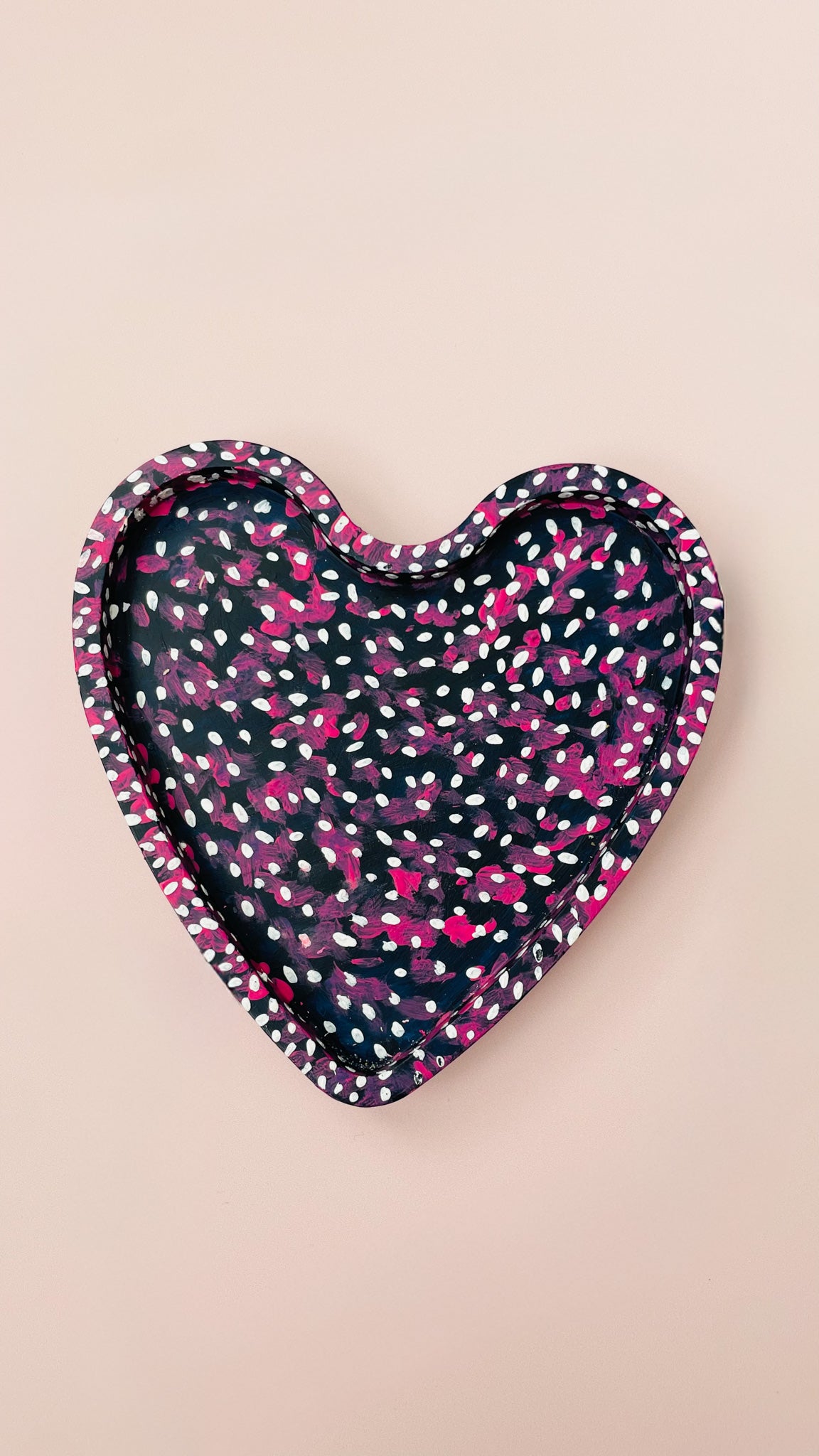 Dark Blue Heart-Shaped Jesmonite Tray – Hand-Painted Pink & White Speckled Design